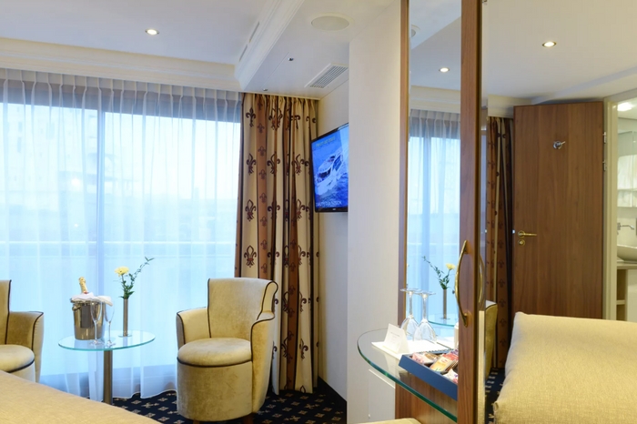 Photo of cabin: Superior Stern Suite - Diamond Deck