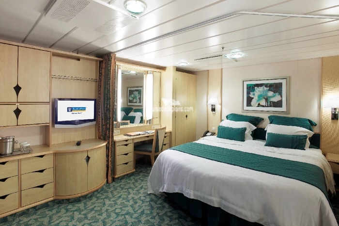 Photo of cabin: Spacious Promenade View interior