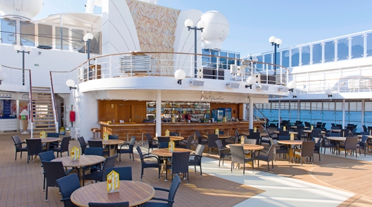 Lo Spinnaker Pool Bar